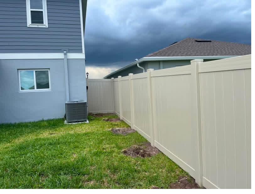 Tan vinyl privacy, corner run